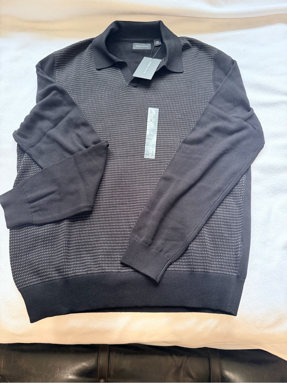 Perry Ellis Men's Black Textured V-Neck Sweater